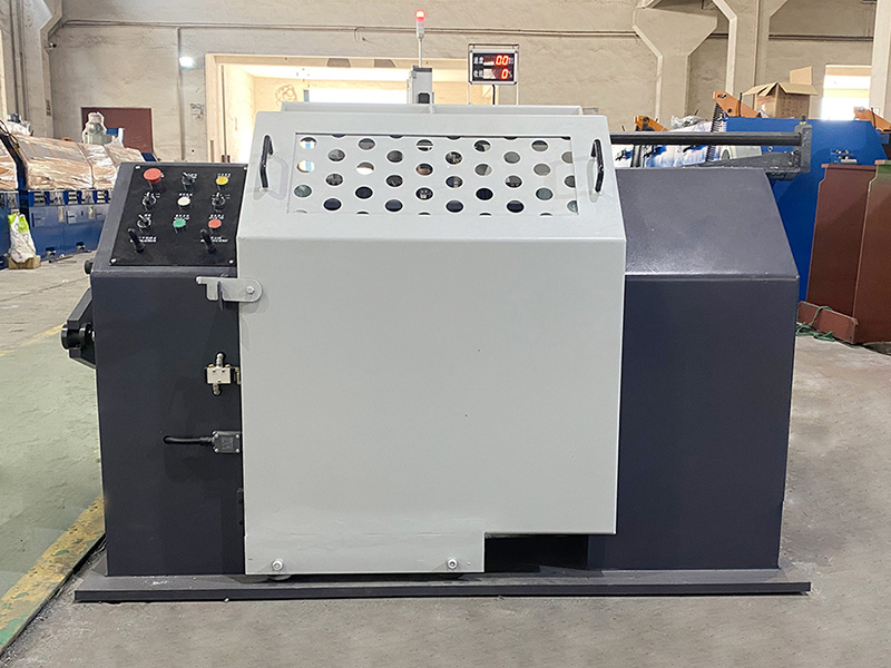 Wie geht die Spulenaufnahmemaschine mit Schwankungen in der Materialstärke oder -dichte um und verfügt sie über die Flexibilität, die Wickelspannung entsprechend anzupassen?