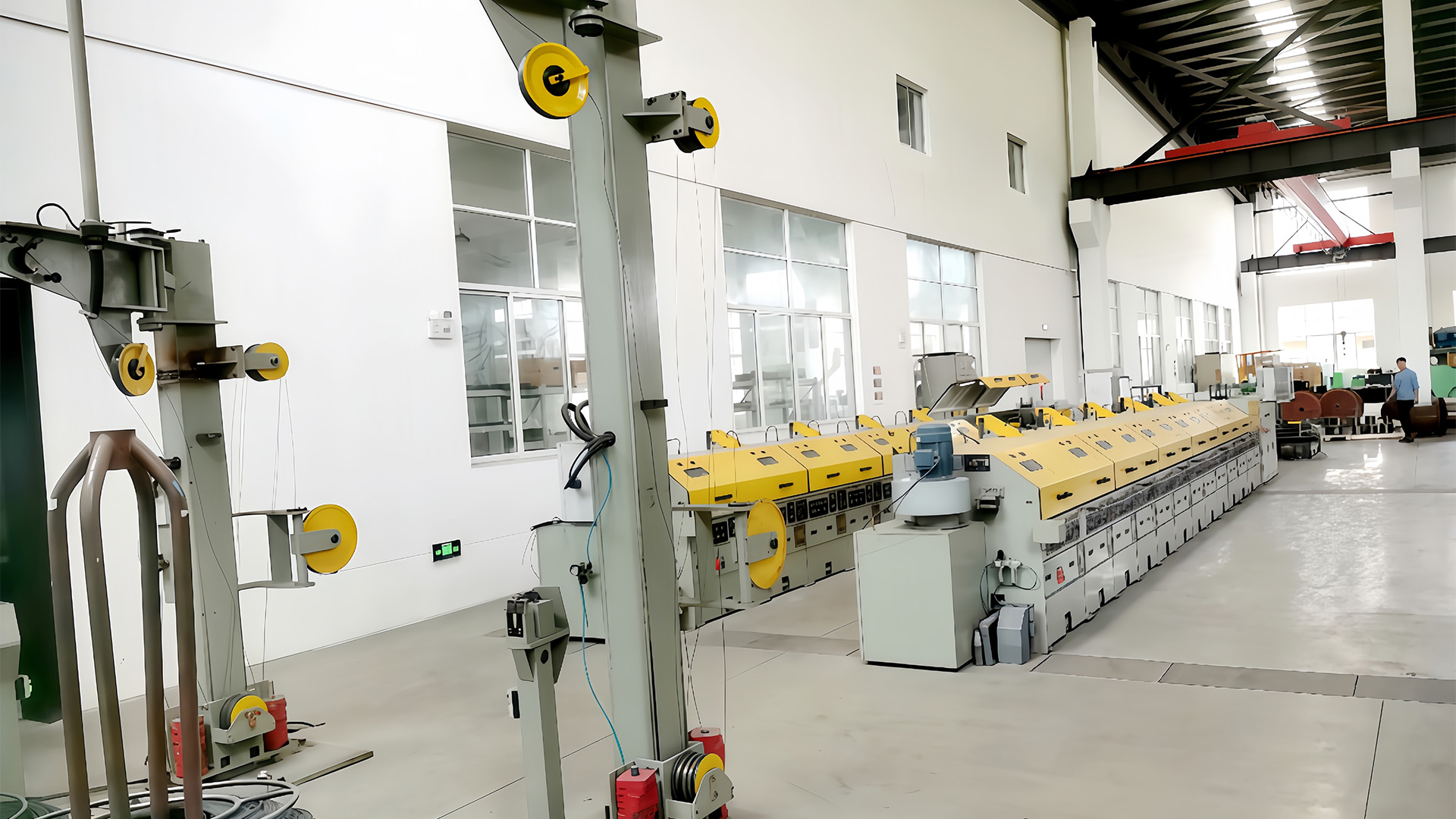 Wie behält die Drahtabwickelmaschine die Spannungskontrolle bei, um eine Dehnung oder Verformung des Drahtes während des Abwickelns zu verhindern?