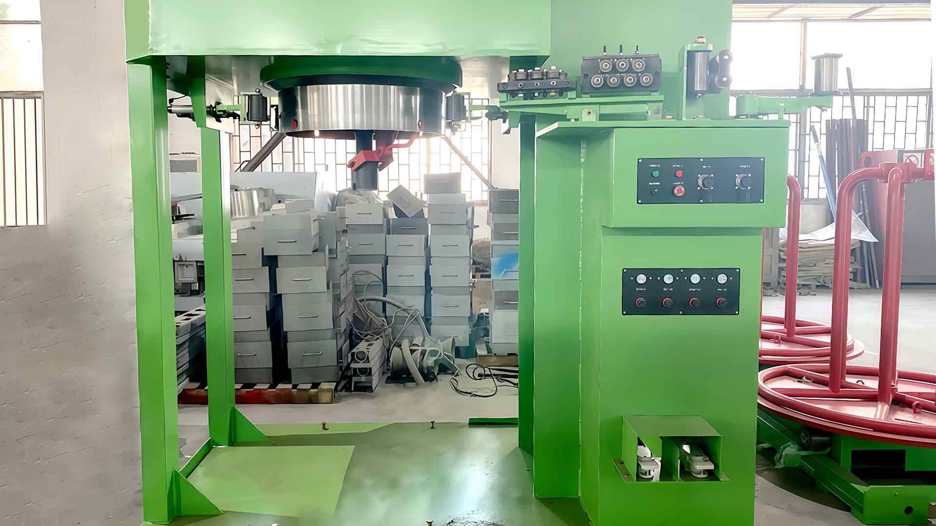 Wie geht die Wassertank-Drahtziehmaschine mit Drahtoberflächenfehlern wie Kratzern, Oxidation oder Mikrorissen während des Ziehvorgangs um?