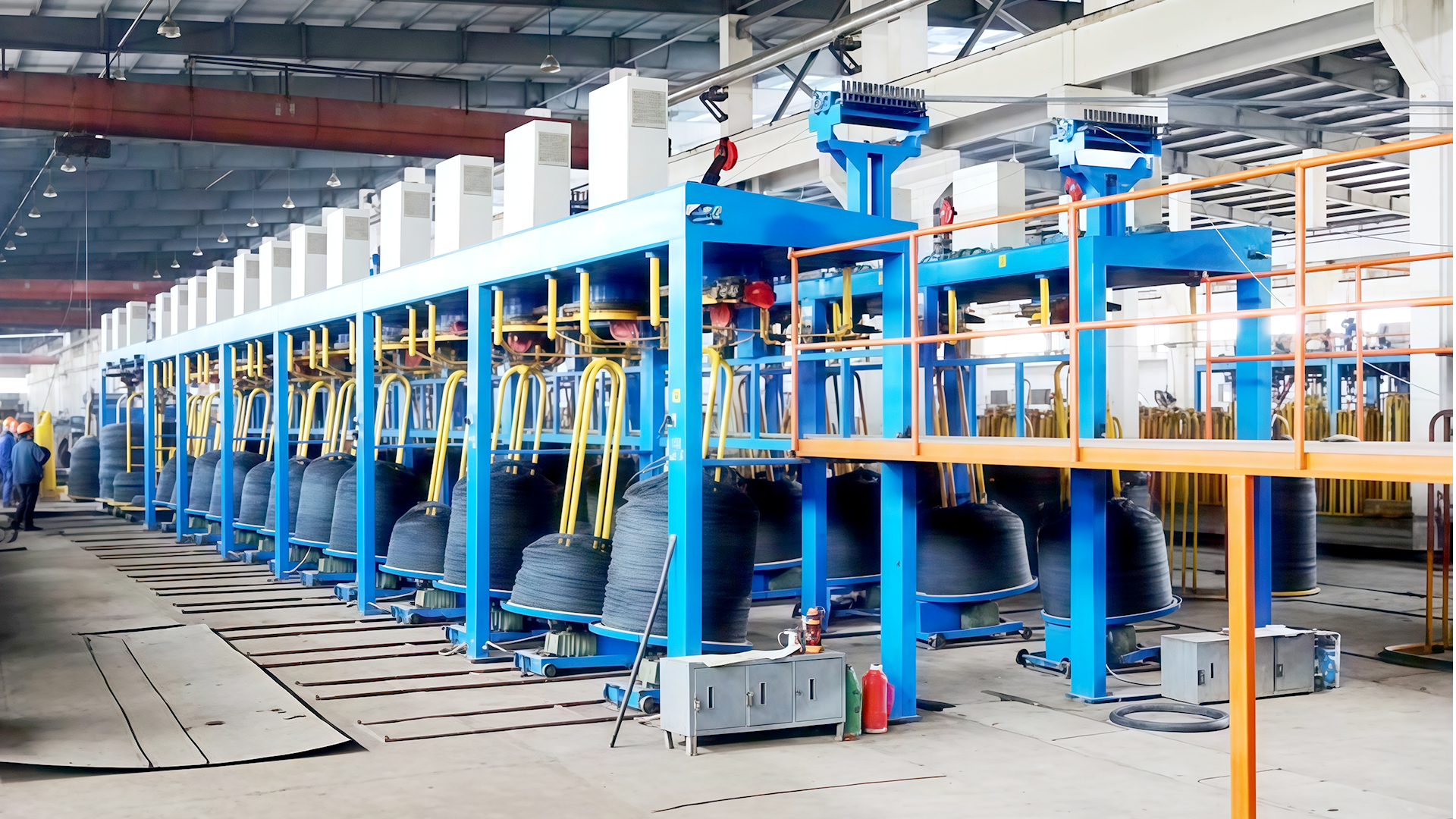 Wie sorgt die Drahtaufwickelmaschine für eine gleichmäßige Spannung während des Drahtwickelvorgangs?